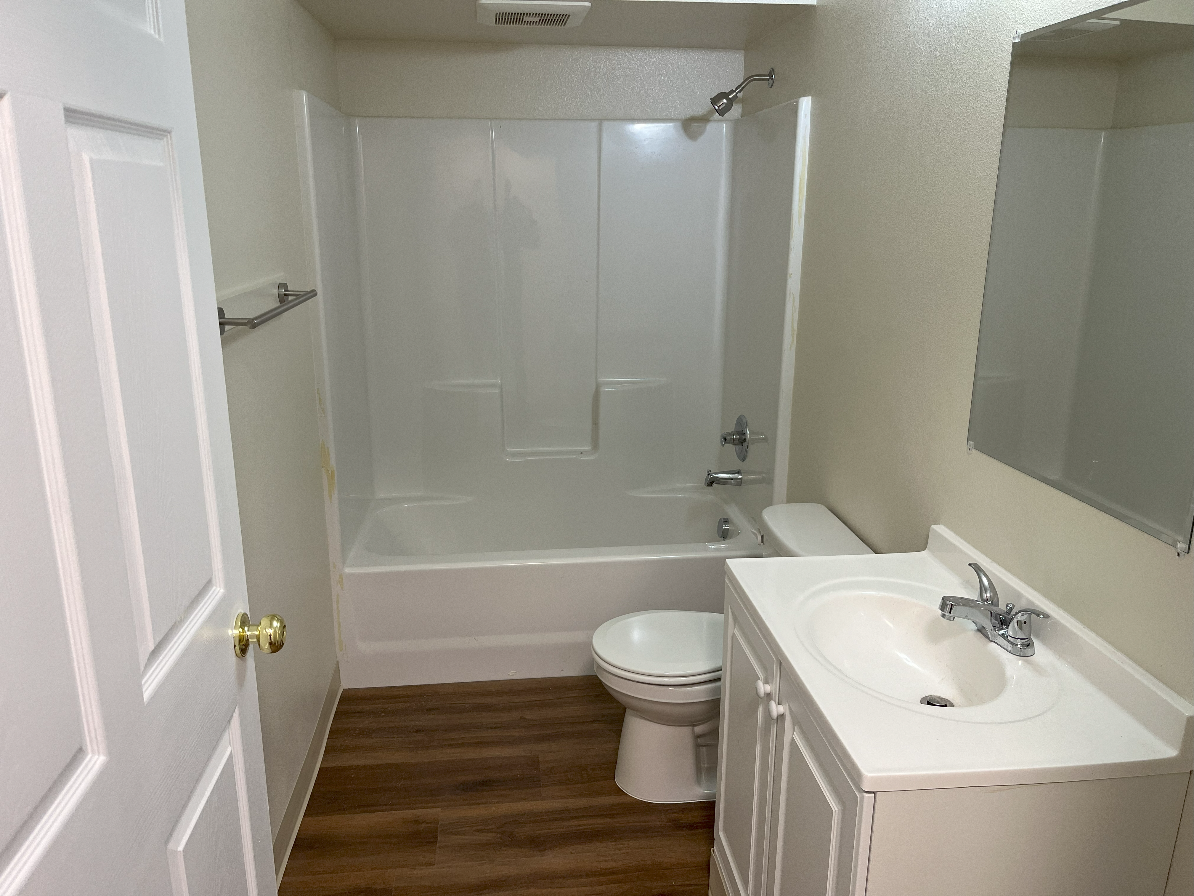 1-bedroom apartment photo 6